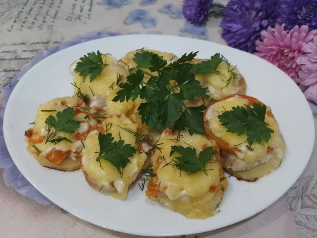 Запеченный картофель с мясом и помидорами: идеальное сочетание для уютного ужина