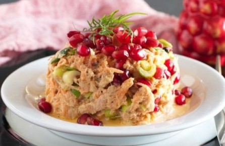 Салат с тунцом и гранатом: яркое блюдо для вашего стола