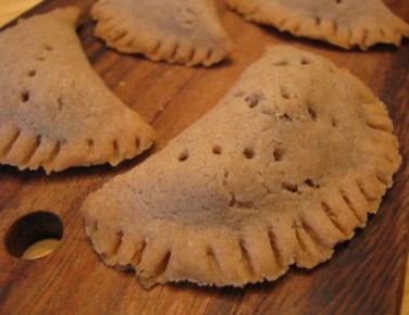 Ржаные пирожки с солеными грибами