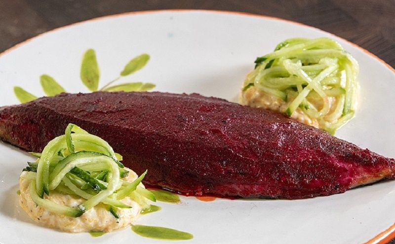 Скумбрия под свекольной шубой: оригинальный рецепт для новогоднего стола