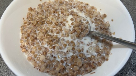 После 60 лет кишечник может требовать деликатного подхода к пище и движению