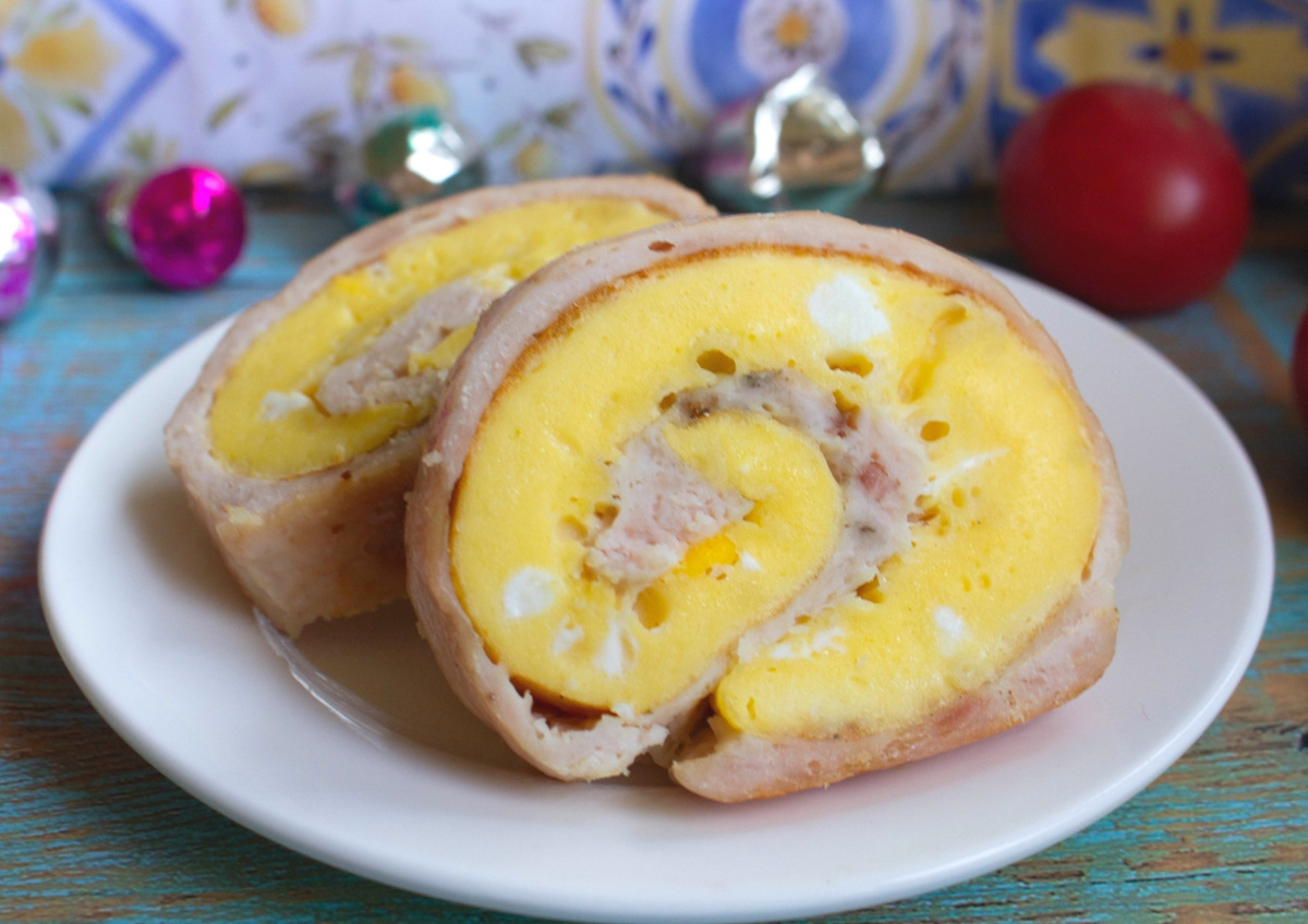 Вкусный куриный рулет с омлетом: идеальная закуска для любого стола