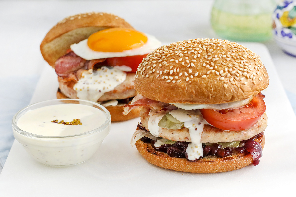 Ковбойский бургер с куриной котлетой, глазуньей и сливочно-горчичным соусом