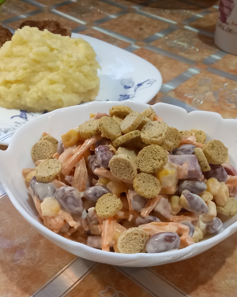 Салат с колбасой и сухариками: простое, но незабываемое блюдо для вашего стола