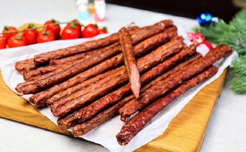 Приготовление домашних колбасок: секреты вкуса и простота процесса