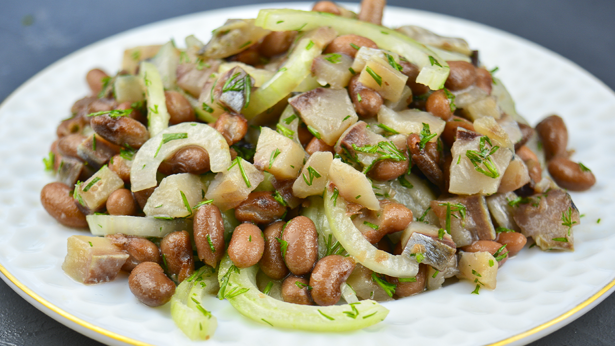 Необычный салат с фасолью и селедкой — простое и вкусное решение для ужина