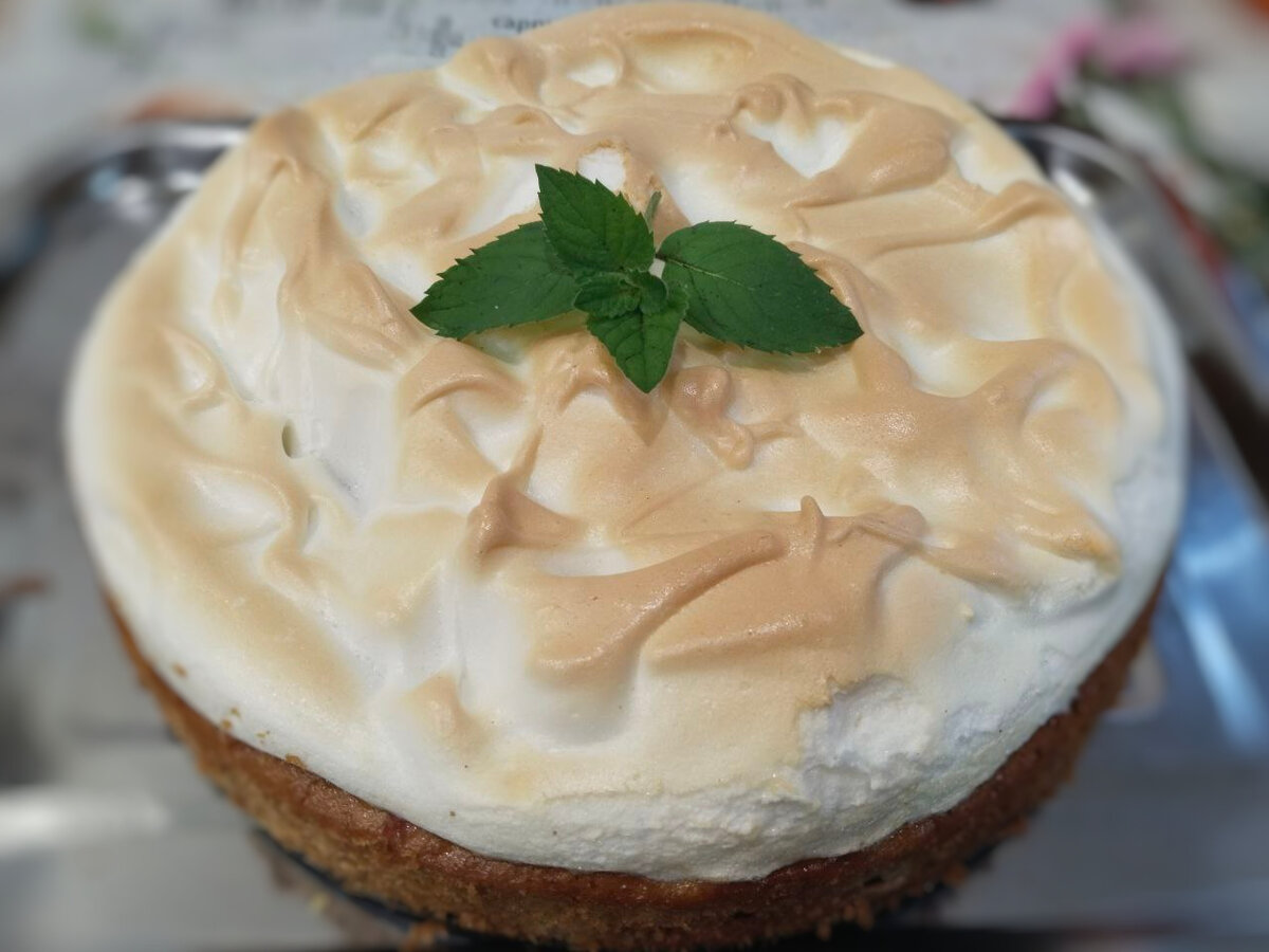 Нежный пирог на кефире с ягодами и белковой глазурью