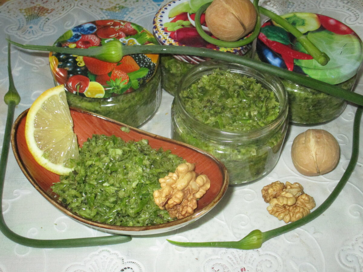 Чесночные стрелки с хреном: яркая закуска на зиму