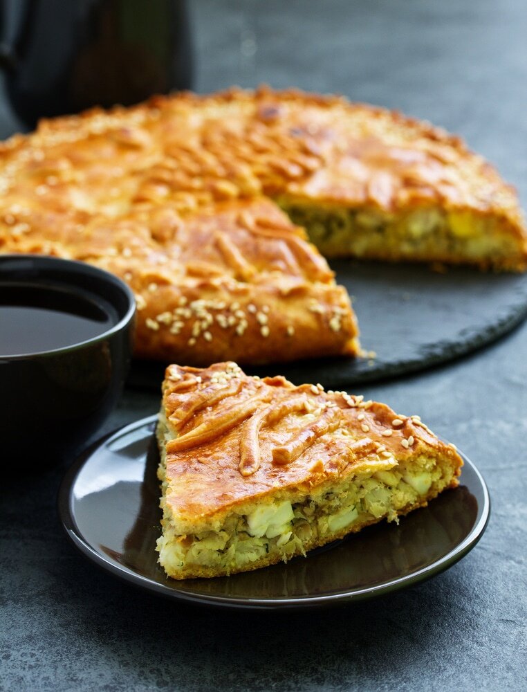 Рецепт нежного пирога с рыбой и яйцами: быстро и вкусно