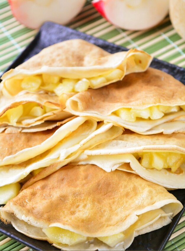 Идеальный десерт: блины с яблочной начинкой, которые порадуют всех