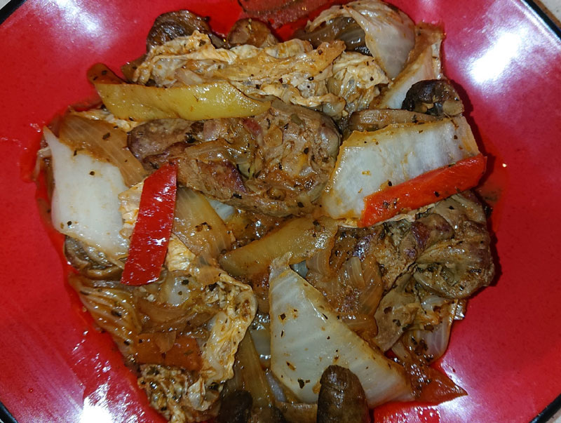 Куриная печень с пекинской капустой и овощами