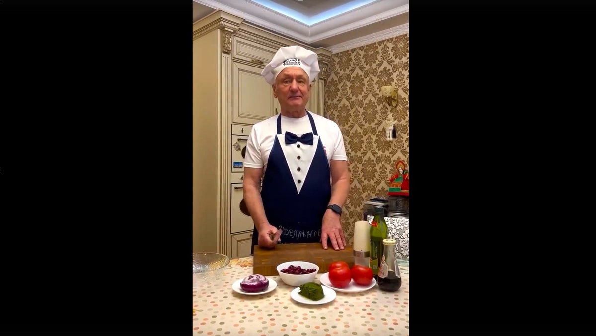 Салат от Сергея Маненкова: новогодний рецепт с полезным оттенком