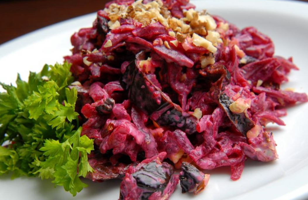 Салат из свёклы с орехами и сыром: яркий вкус и польза на вашем столе