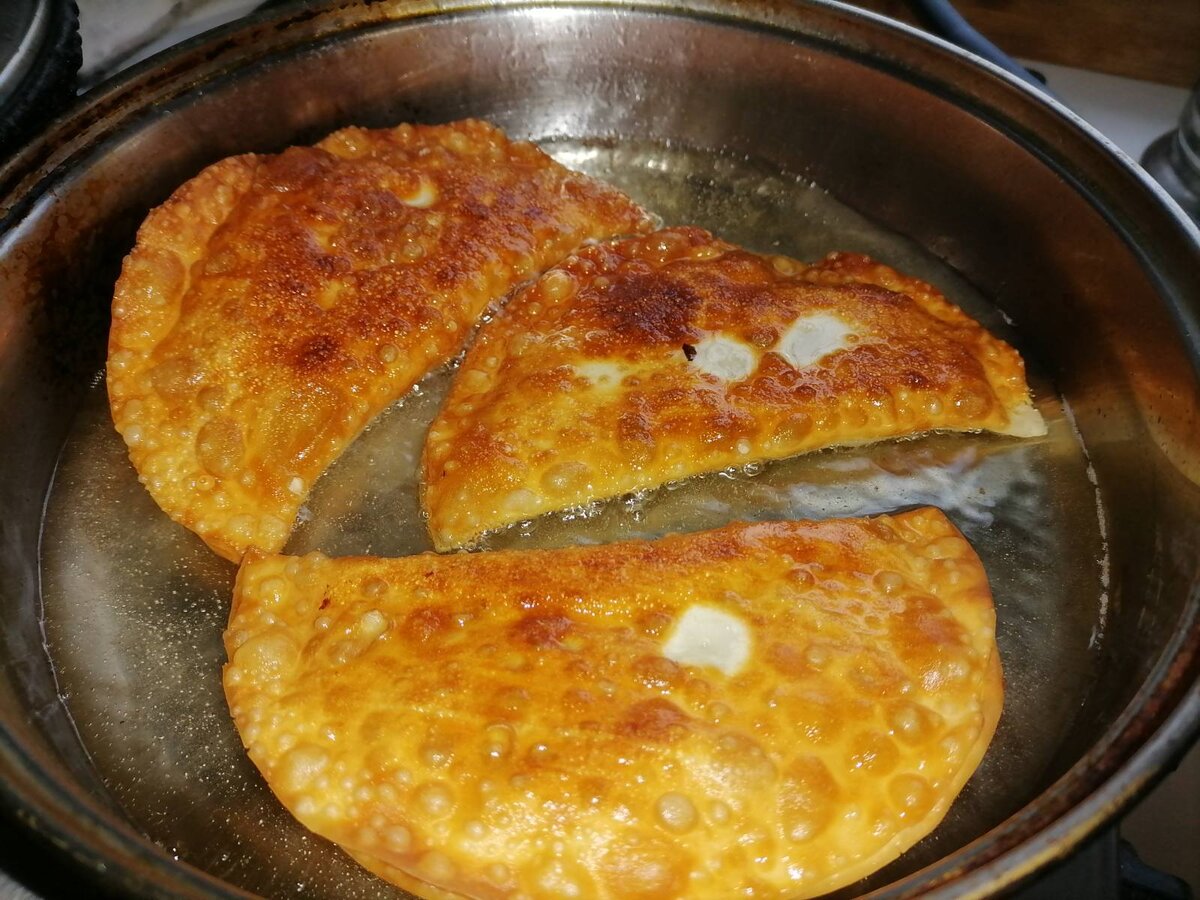 Как приготовить идеальные чебуреки: секреты хрустящей корочки и сочной начинки