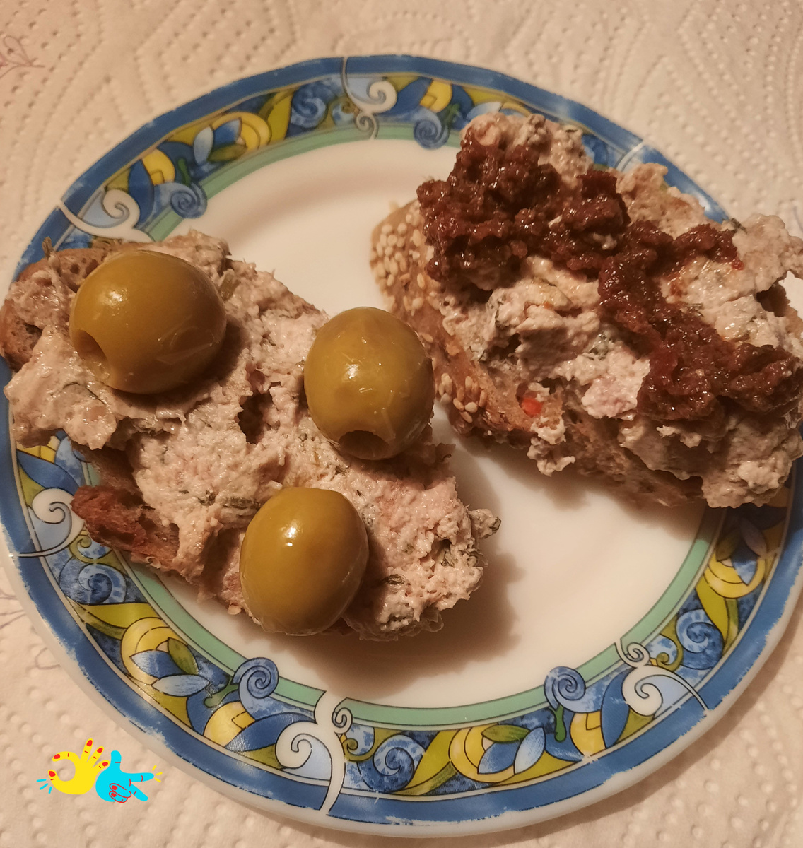 Сочный бутерброд с творожным сыром, тунцом и свежей мятой