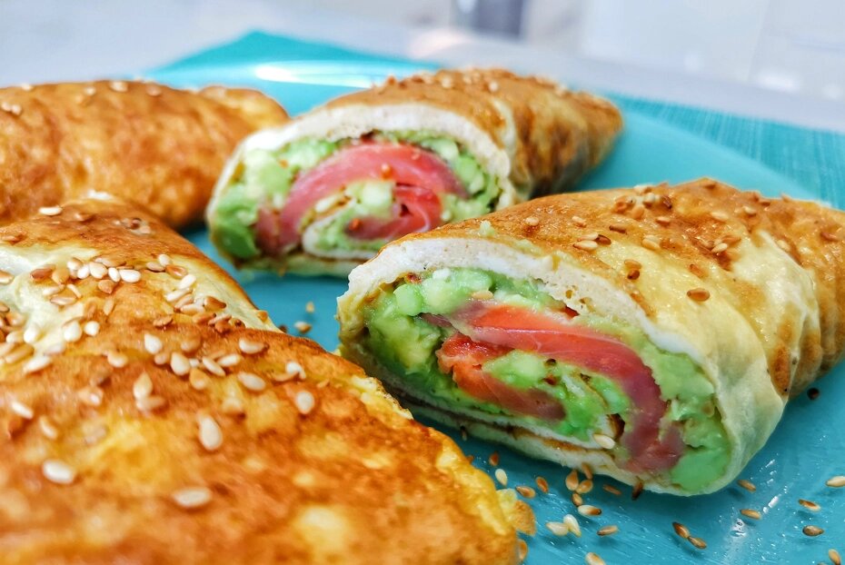 Нежный яичный рулет с кетой и авокадо: идеальный завтрак