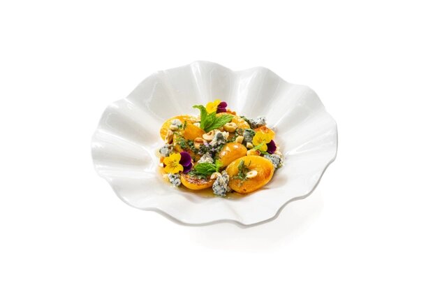 Летний салат с абрикосами и голубым сыром