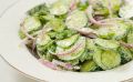 Свежий огуречный салат с красным луком: легкость и вкус за 10 минут