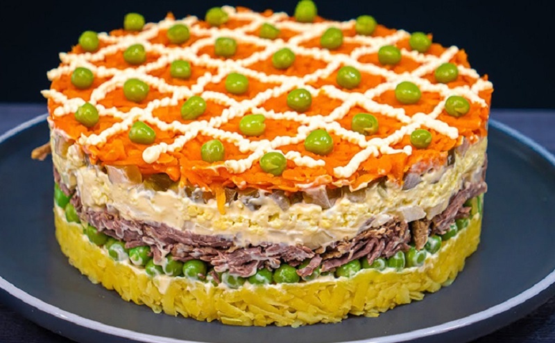Салат-торт с говядиной: новая звезда праздничного меню