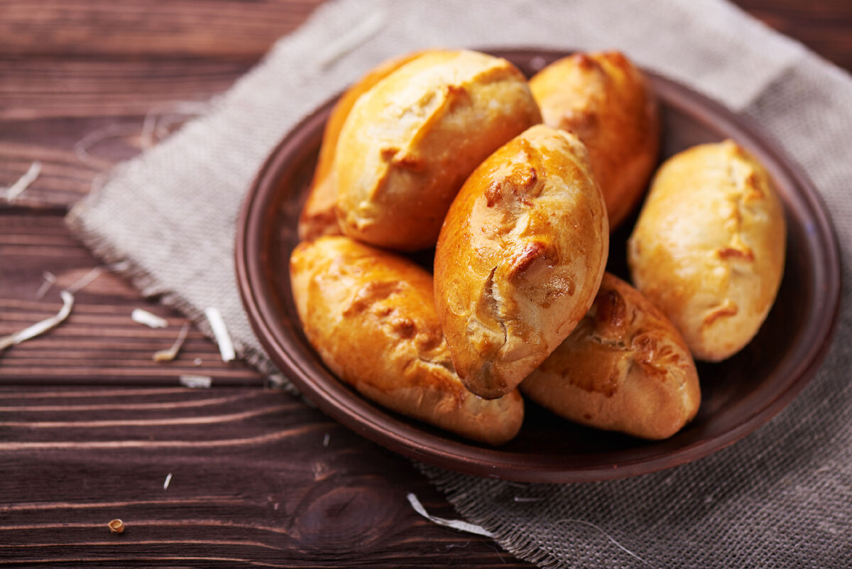 Пирожки с яйцом и луком: простой и сытный вариант