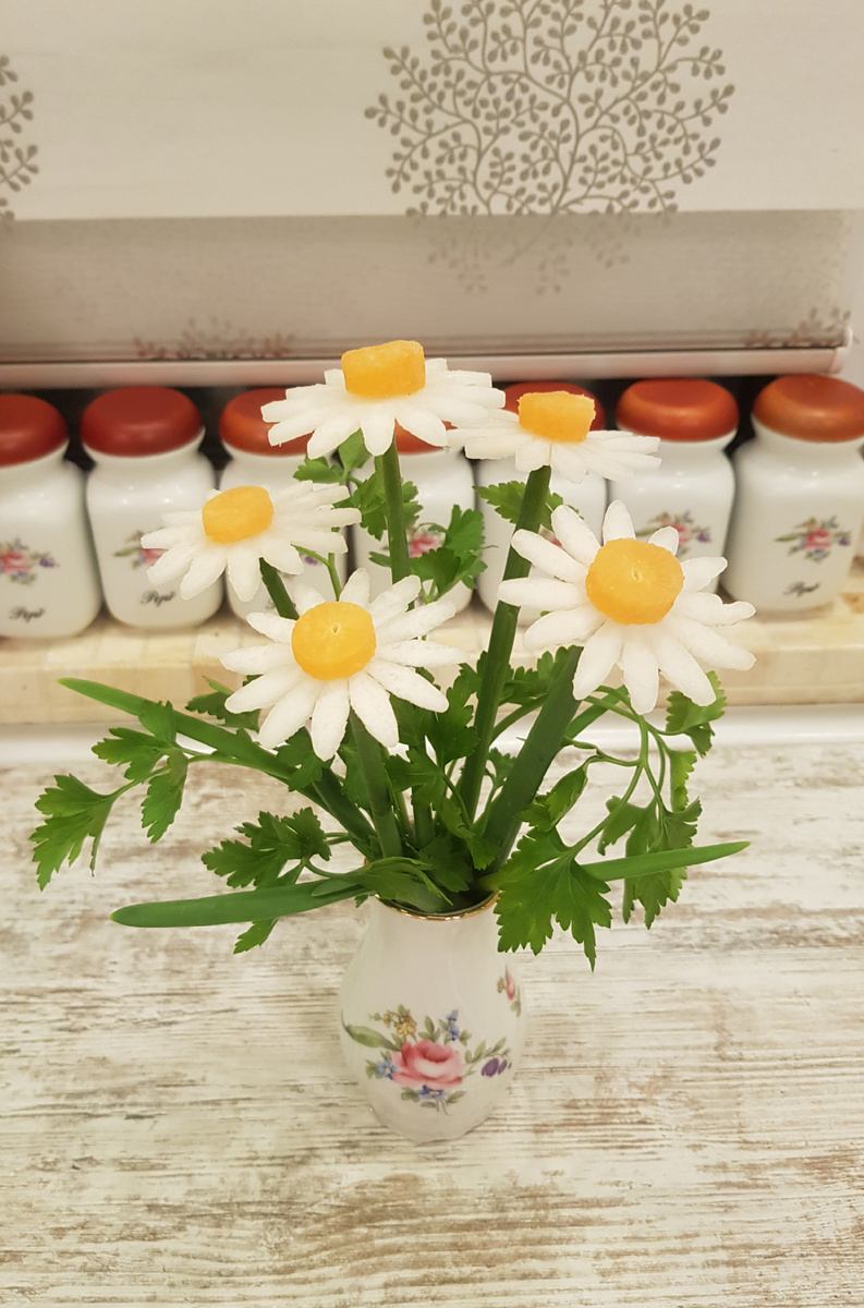 Январские цветы и салат для уютного вечера