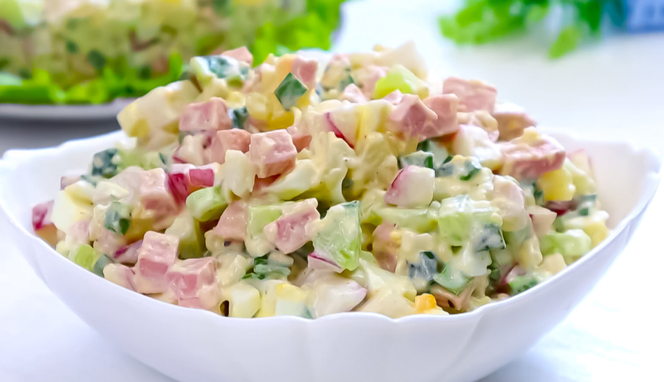 Удобный взгляд на салат Оливье с ветчиной: простая гармония вкуса на праздники