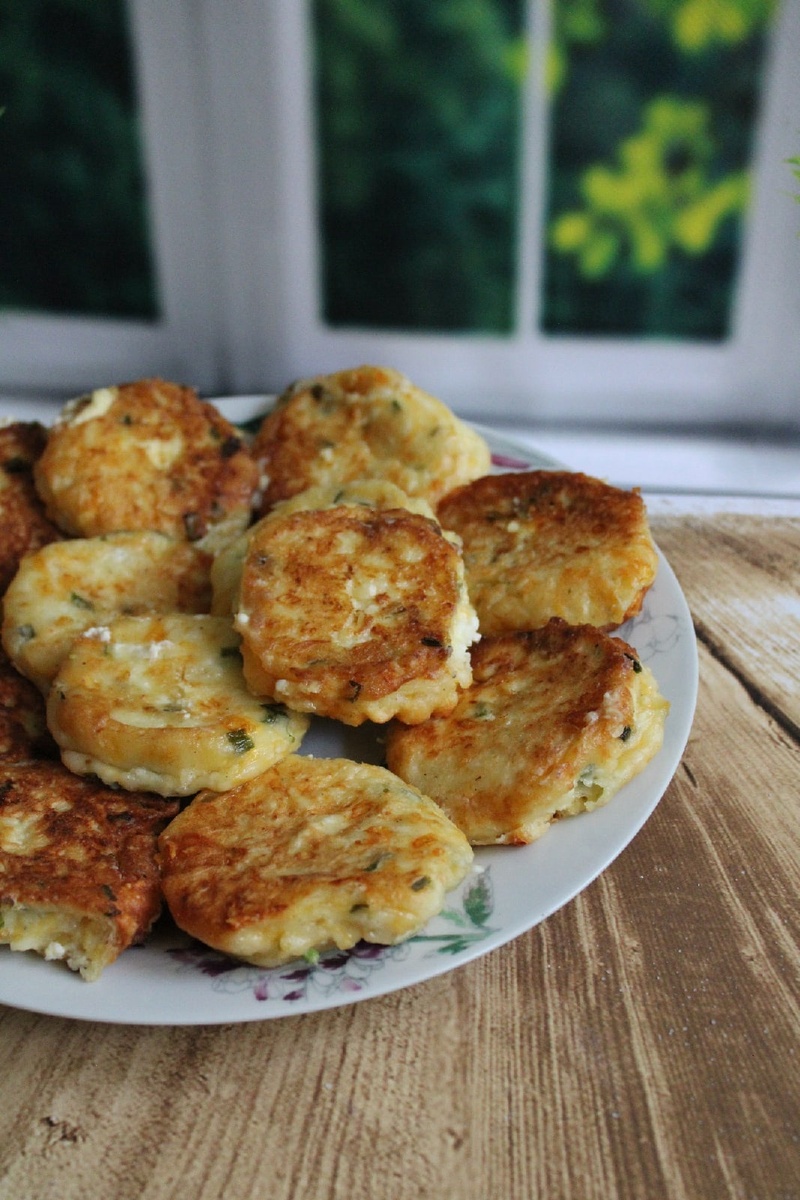 Сырники с чесноком и сыром: идеальная закуска для пикника