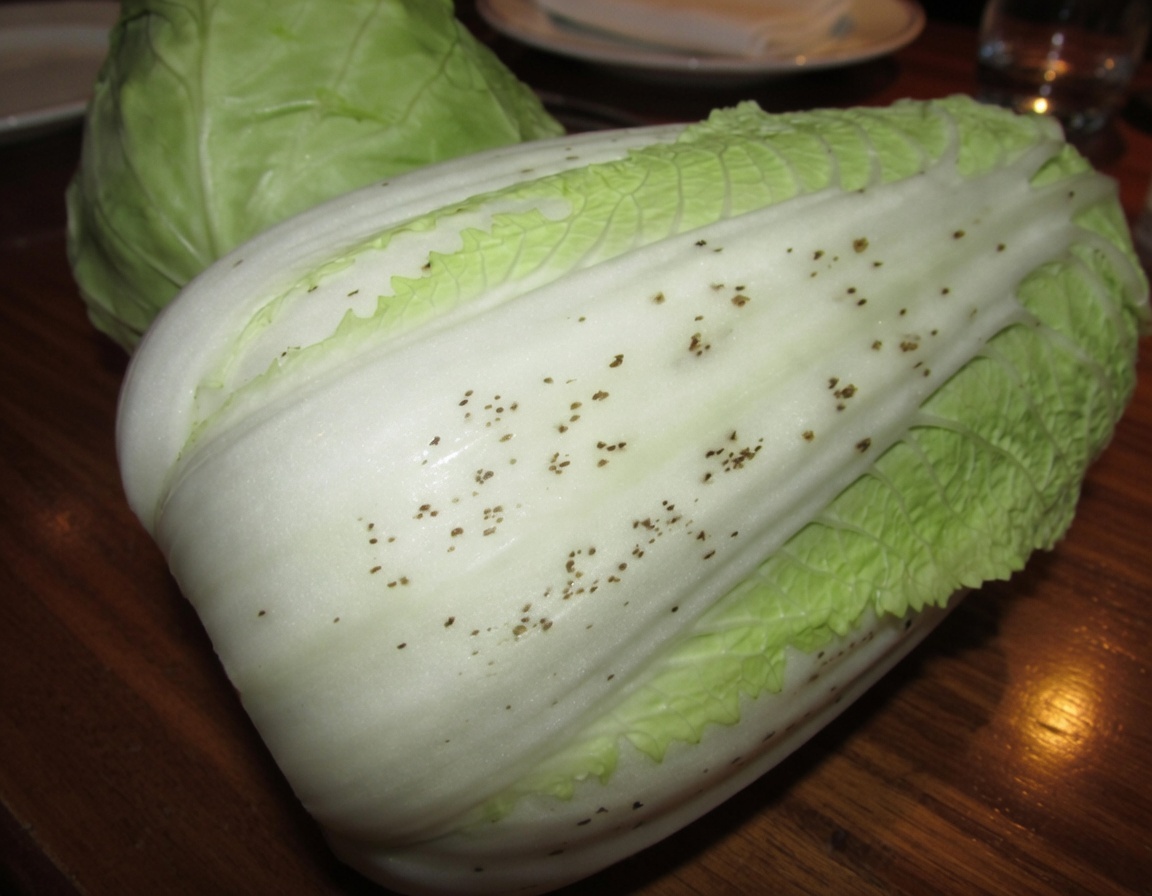 Пекинская капуста с черными точками: стоит ли её выбрасывать?