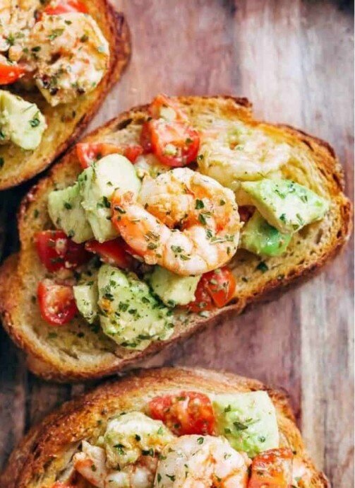 Закусочные тосты с креветками и авокадо