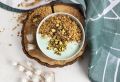 Рецепт хрустящей ореховой гранолы с греческим йогуртом и фисташками