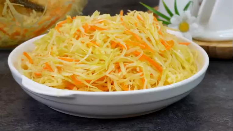 Ностальгия по советским столовым: как приготовить капустный салат на современный лад