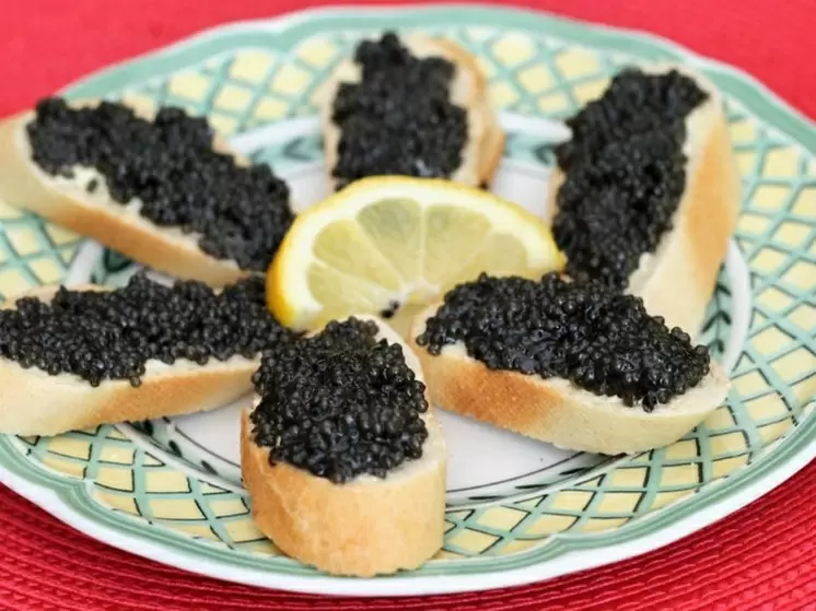 Бутерброд с черной икрой: как новогоднее угощение бьет по карману