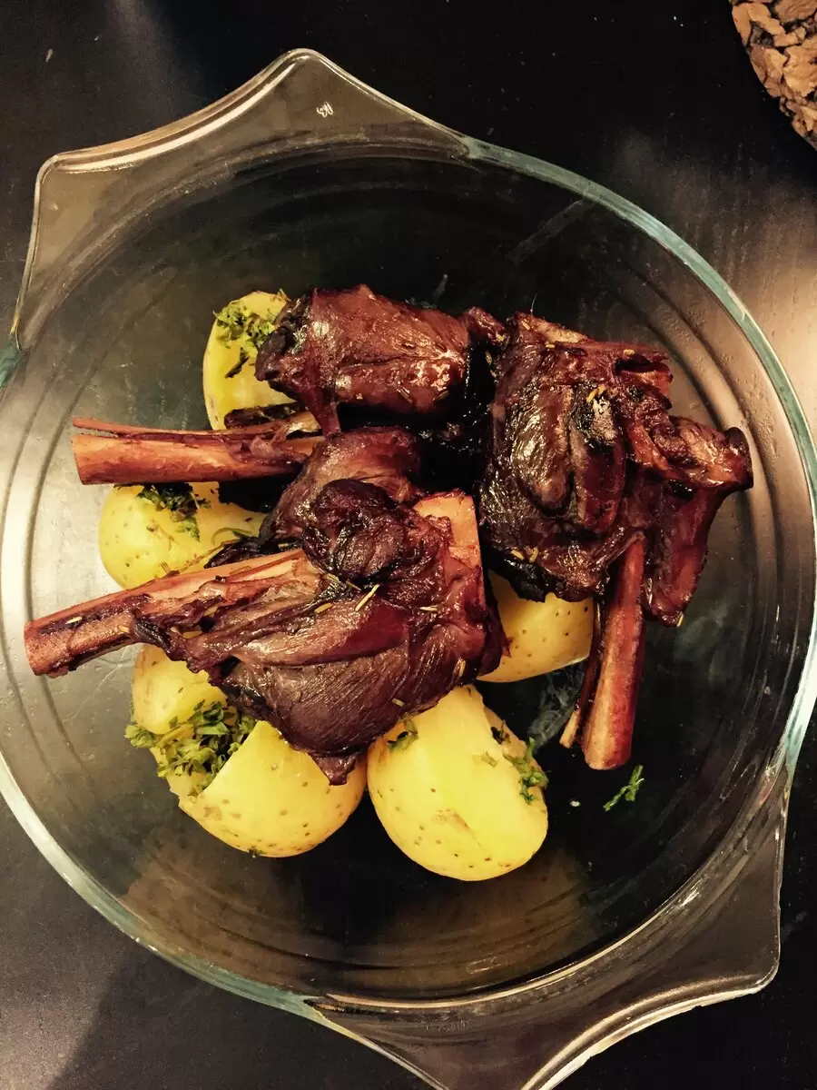 Нежная баранина в красном вине: вкусный и простой рецепт