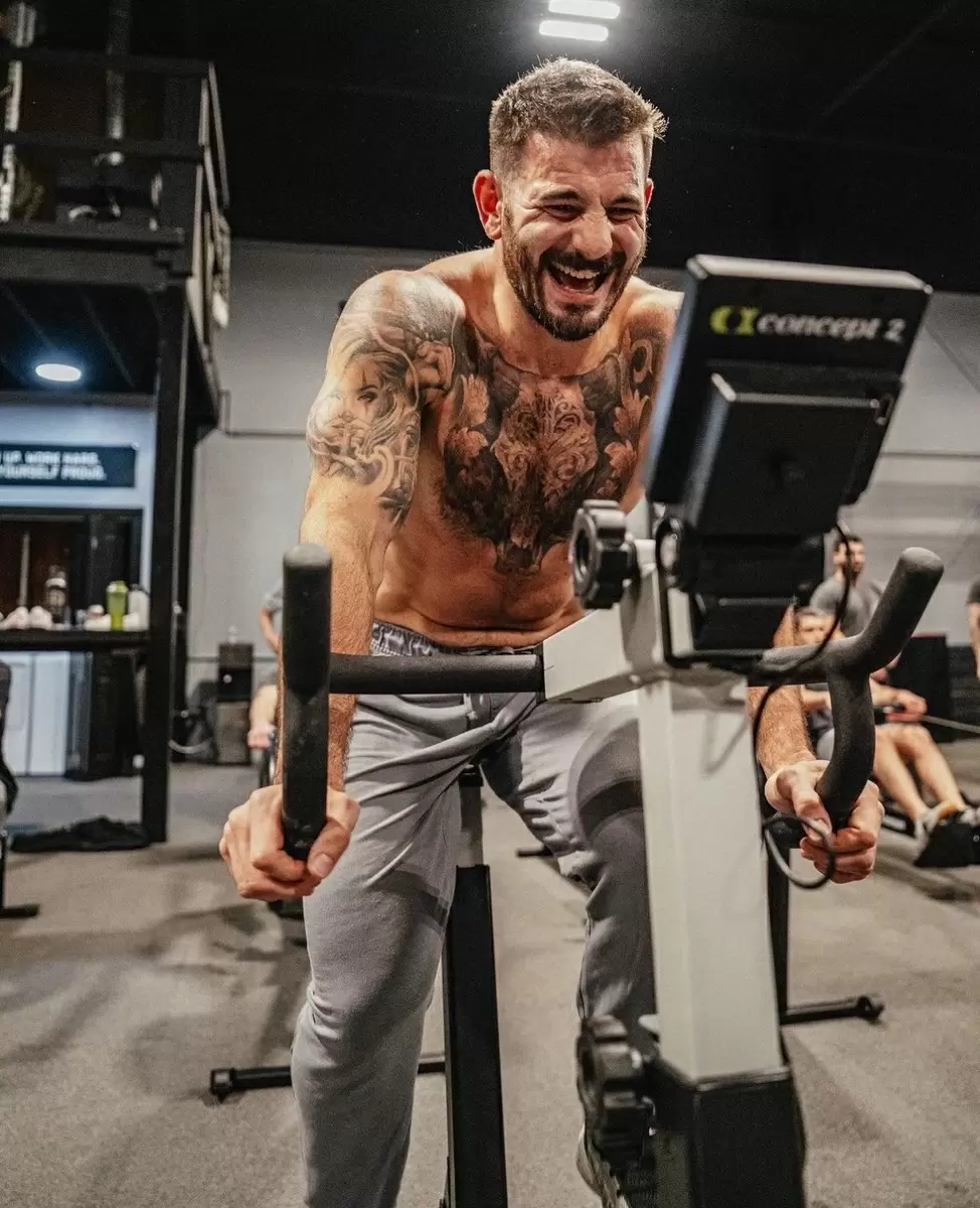 Как Мэт Фрейзер поддерживает форму с помощью своей невесты