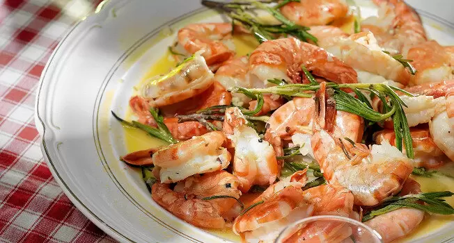 Почему креветки становятся красными при варке