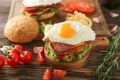 Сочный бургер с яичницей и мясной нарезкой: как приготовить с помощью простого рецепта
