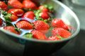 Летний угощение: хрустящие тосты с клубникой и мятой