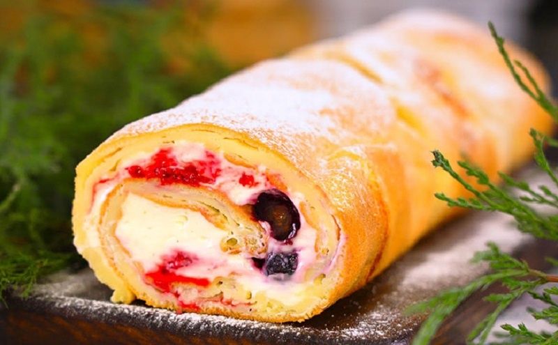 Как за полчаса приготовить нежный творожный рулет с ягодами