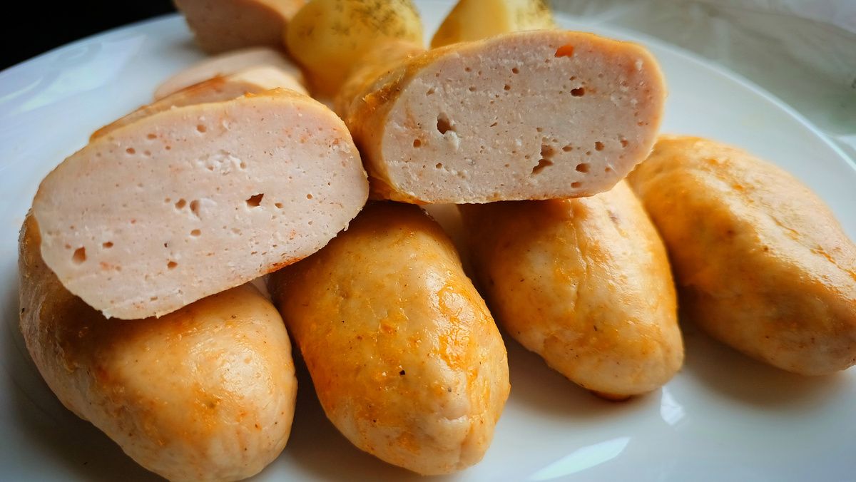 Как приготовить нежные молочные сардельки из индейки: легкий домашний рецепт
